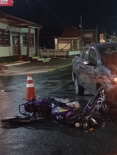 Acidente entre carro e moto deixa motociclista ferido em Tubarão