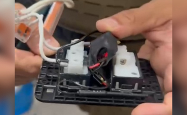 Funcionária encontra microcâmera em banheiro de empresa em SC