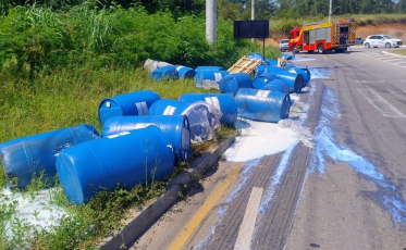 Carga de resina cai de caminhão e mobiliza equipes em Criciúma