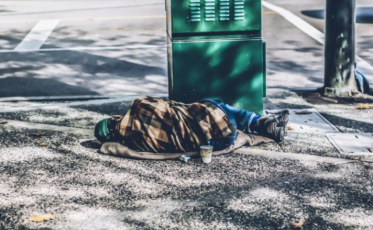 Moradores de rua desafiam rotina no Pinheirinho e comerciantes protestam contra furtos e vandalismo