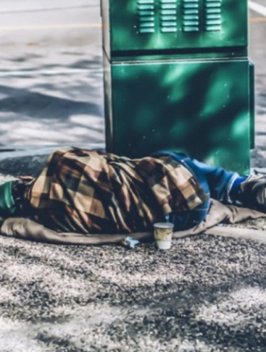 Moradores de rua desafiam rotina no Pinheirinho e comerciantes protestam contra furtos e vandalismo