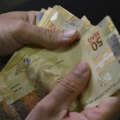 Nasceu em março ou abril? Abono salarial começa a ser pago nesta quarta