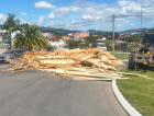 Carga de madeira cai e trânsito é afetado na SC-370