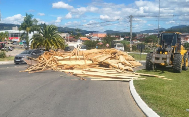 Carga de madeira cai e trânsito é afetado na SC-370