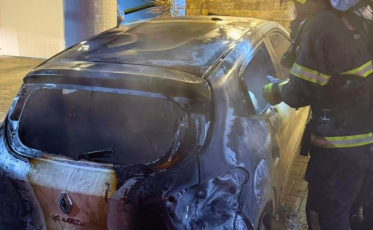 Carro é incendiado no Centro de Criciúma