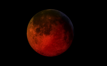 Eclipse lunar total pinta o céu com Lua de Sangue