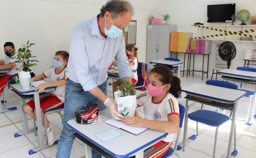 Dia da Água: Ipês amarelos são entregues a estudantes de Treviso