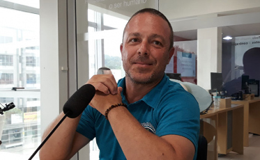 Educador ensina donos a controlarem cães