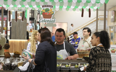 Entre as lojas do shopping, o colonial