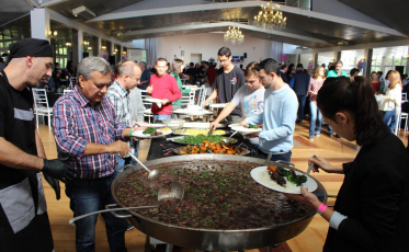 10ª Feijoada Mágica reúne boa comida e solidariedade