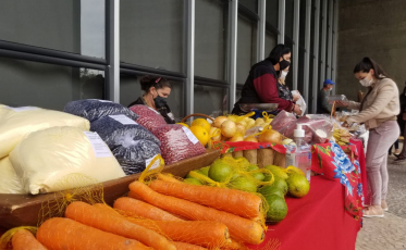 Feira da Agricultura Familiar volta a ser feita no estacionamento do Heriberto Hulse nesta quinta