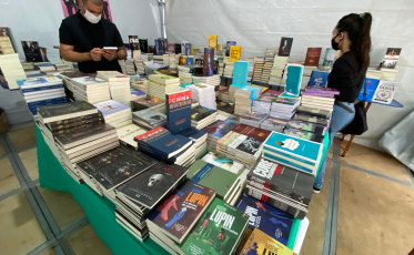 Feira do Livro inicia com 70 mil livros em Criciúma 