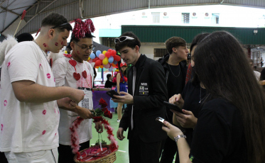 Alunos do Colégio Satc celebram Dia do Estudante na festa A gosto