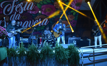 Festa da Primavera reúne centenas na Praça da Matriz