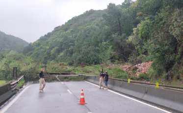 BR-101: Equipes trabalham na limpeza no Morro dos Cavalos; pista segue interditada (VÍDEOS)