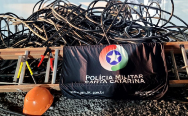 Três homens são presos furtando 400kg de fios de cobre em Araranguá