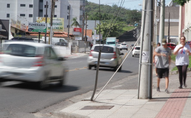 Sob os fios, tensão para quem passa