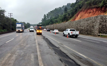 Morro dos Cavalos: Trânsito flui em meia pista na BR-101 sentido Sul