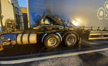 Populares tentam combater fogo em carreta na BR-101