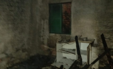 Casa abandonada pega fogo no Balneário Rincão