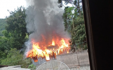 Inquilino coloca fogo em casa depois de briga com a proprietária do imóvel