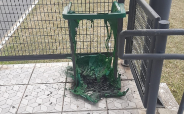 Lixeira é vítima dos vândalos na Centenário