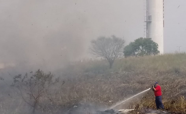 Bombeiros combatem fogo em terreno vizinho à Plasson (VÍDEO)