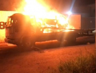 Carro pega fogo sobre guincho na SC-445 (VÍDEO)