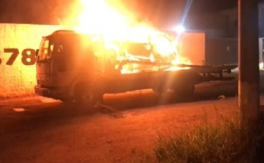 Carro pega fogo sobre guincho na SC-445 (VÍDEO)