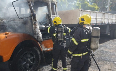 Caminhão pega fogo em pátio de empresa