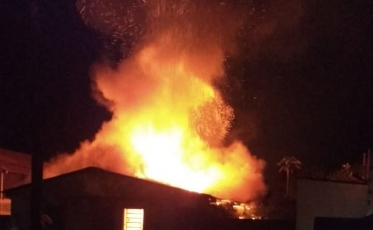 Casa é consumida pelo fogo no Balneário Rincão