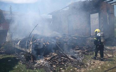Casa é consumida pelo fogo em Criciúma
