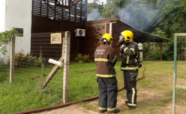 Casa é destruída pelo fogo em Garopaba