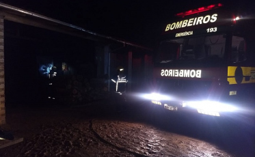 Bombeiros controlam incêndio em estufa de fumo