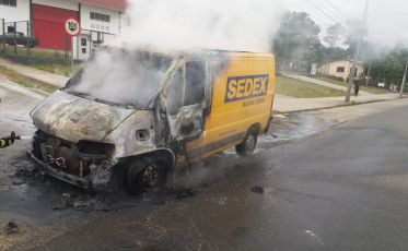 Fogo atinge viatura dos Correios em Içara