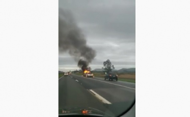 Carro pega fogo na BR-101 (VÍDEO)