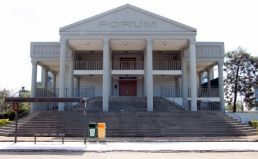 Homem que tentou matar ex-namorado com água quente e doze facadas é condenado a 12 anos em Criciúma 