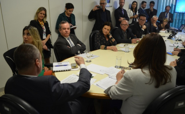 Fórum Parlamentar Catarinense pressiona governo por reposição de médicos 