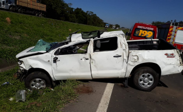 Camionete capota na BR-101