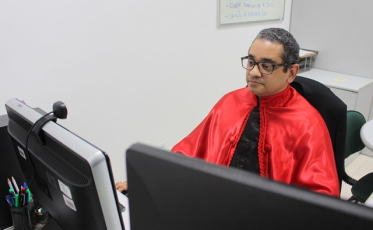 Colação de grau virtual dá início à carreira de 81 novos profissionais juristas