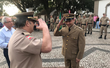 Em formatura, o reconhecimento aos policiais militares