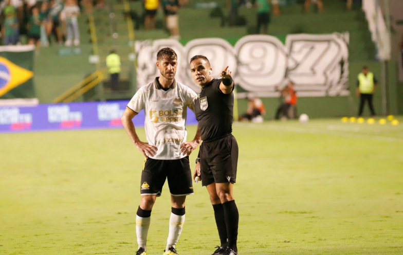 Com polêmica de arbitragem, Criciúma perde a primeira na Série B