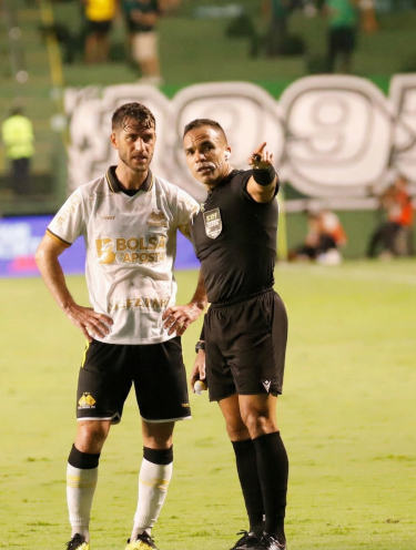 Com polêmica de arbitragem, Criciúma perde a primeira na Série B