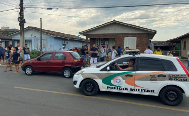 Aglomeração em frente ao maior local de votação de Forquilhinha