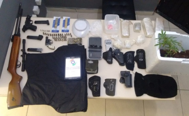 Cinco presos. Drogas, munições e armas são apreendidas em operações