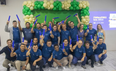 Colaboradores da Fumacense Alimentos recebem diploma do programa de Educação de Jovens e Adultos