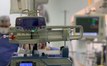 Médicos realizam cirurgia com paciente acordada para tratamento de tumor cerebral