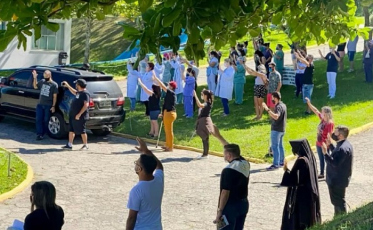 Emoção em Araranguá: Fiéis rezam em frente ao Hospital Regional 