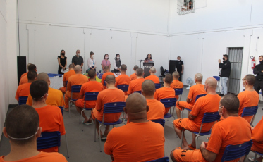 Em Criciúma, 250 detentos finalizam curso na área de costura