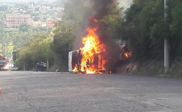Fogo em carro e susto no Morro da TV (VÍDEO)